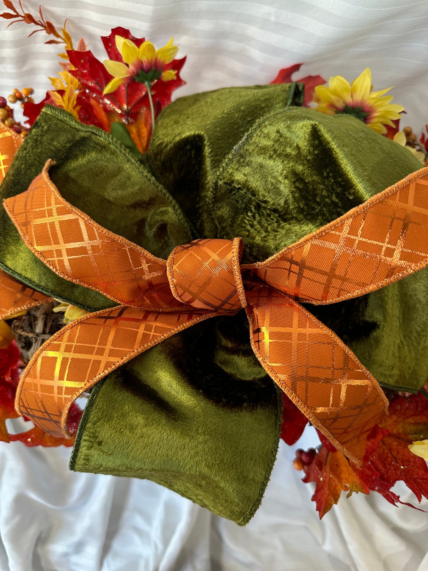 Welcome the beauty of Autumn into your home with our Harvest or Fall centerpiece with twig balls, natural elements, acorns and pumpkins.