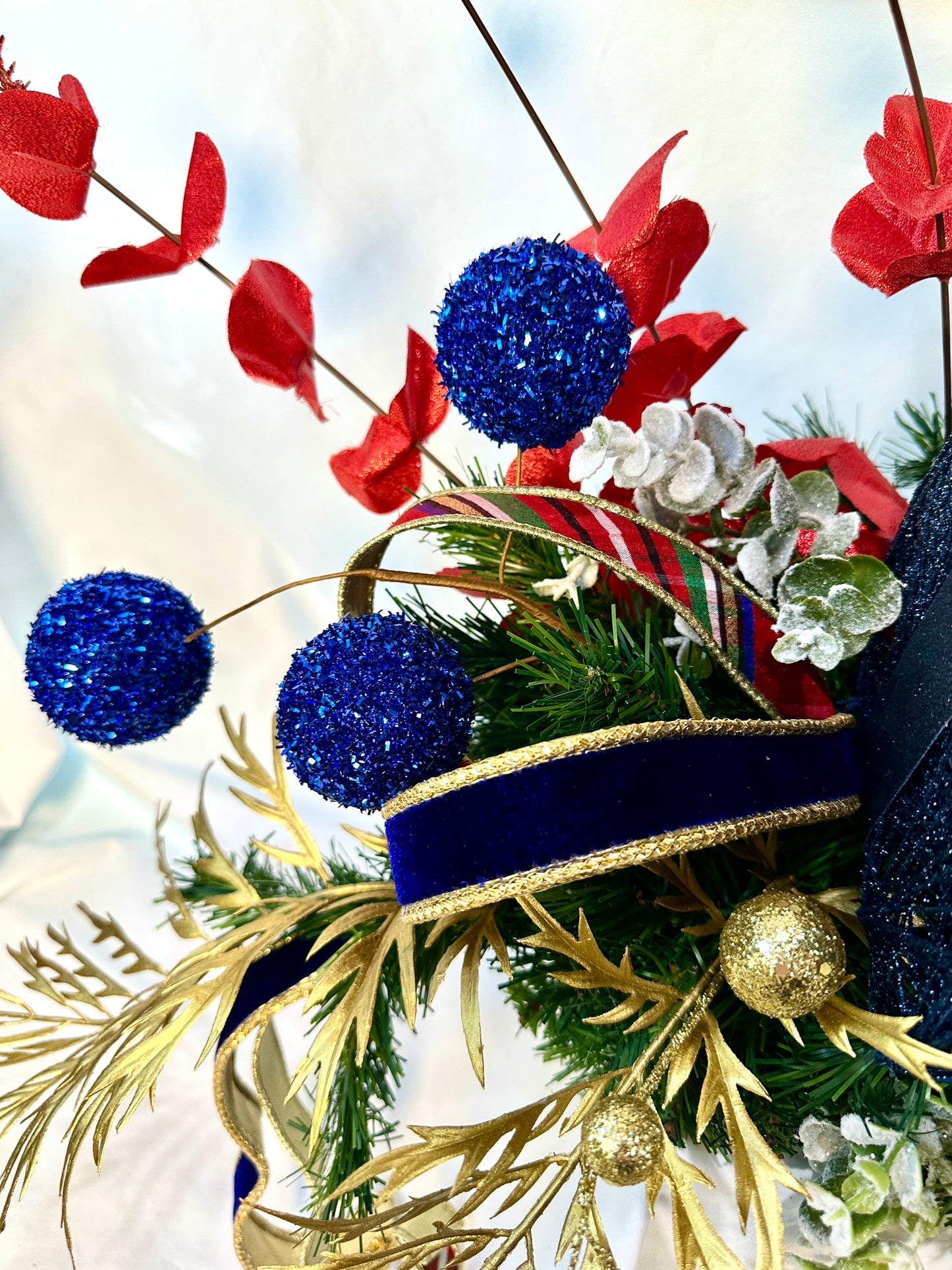 3-Piece Christmas Mantle Decor Set – No-Hang Holiday Centerpiece with Gift Box & Nutcracker Hat in Red, Blue, and Gold